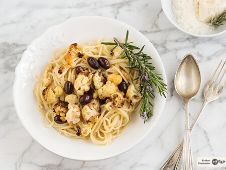 Espaguetis con coliflor picante y aceitunas negras: receta vegetariana de pasta muy sencilla