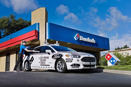 Ford y Domino's Pizza ya han empezado a entregar pizzas a domicilio con autos autónomos