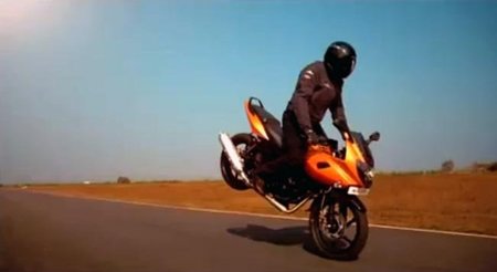 Bajaj Pulsar 220 Orange, la versión más deportiva de la utilitaria india