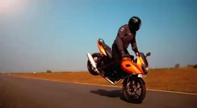 Bajaja Pulsar 220 naranja
