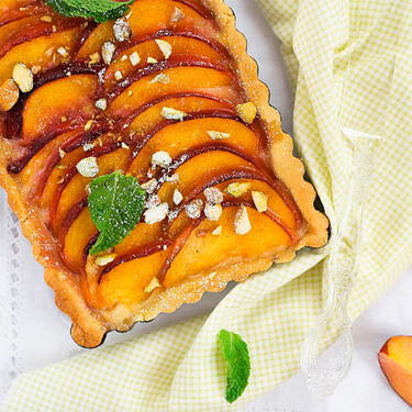 Tarta fría de melocotón y crema, receta de verano