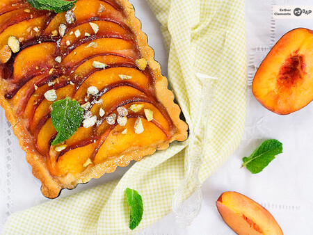 Tarta fría de melocotón y crema, receta de verano