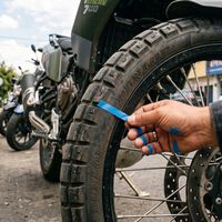 Mucha gente le pone cinta a las llantas de las motos. Para qué sirve y por qué lo hacen 