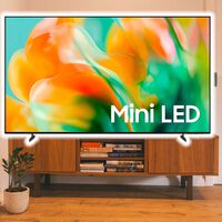 Televisor Samsung con 144 Hz nativos y retroiluminación Mini LED. Tiene un modo con IA para silenciar a comentaristas  