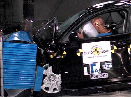 Prueba de choque frontal EuroNCAP del Seat Exeo en 2008.