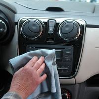 Cómo desinfectar el coche de coronavirus: la DGT explica qué partes limpiar y la mejor manera de hacerlo