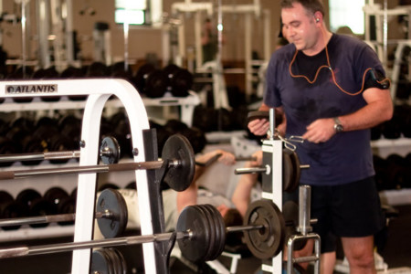 Cuatro errores que te impiden aprovechar al máximo el tiempo en el gimnasio