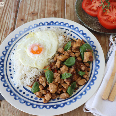 Parece un plato combinado de arroz, pollo y huevo, pero es un clásico tailandés muy fácil y rico con poco esfuerzo 