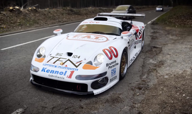 Este Porsche 911 GT1 de calle se deja ver en vídeo... ¡y es una auténtica locura!