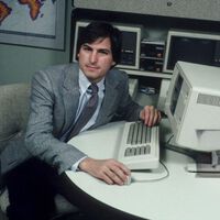 Compró 7.000 ordenadores a Apple para revenderlos mejorados, pero Steve Jobs prefirió recuperarlos y enterrarlos en un vertedero 