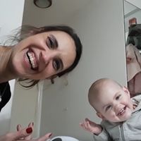 La divertida "charla" entre una bebé de 15 meses y su mamá a la hora de la cena que se ha hecho viral