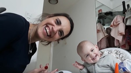 La divertida "charla" entre una bebé de 15 meses y su mamá a la hora de la cena que se ha hecho viral