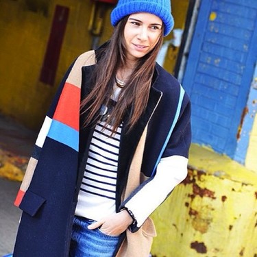 Los abrigos rayados tienen su qué y ellas lo saben