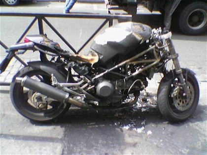 Ducati Monster vandalizada