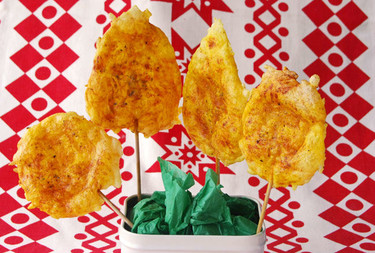 Recetas de Navidad sin lactosa: piruletas festivas de queso emmental