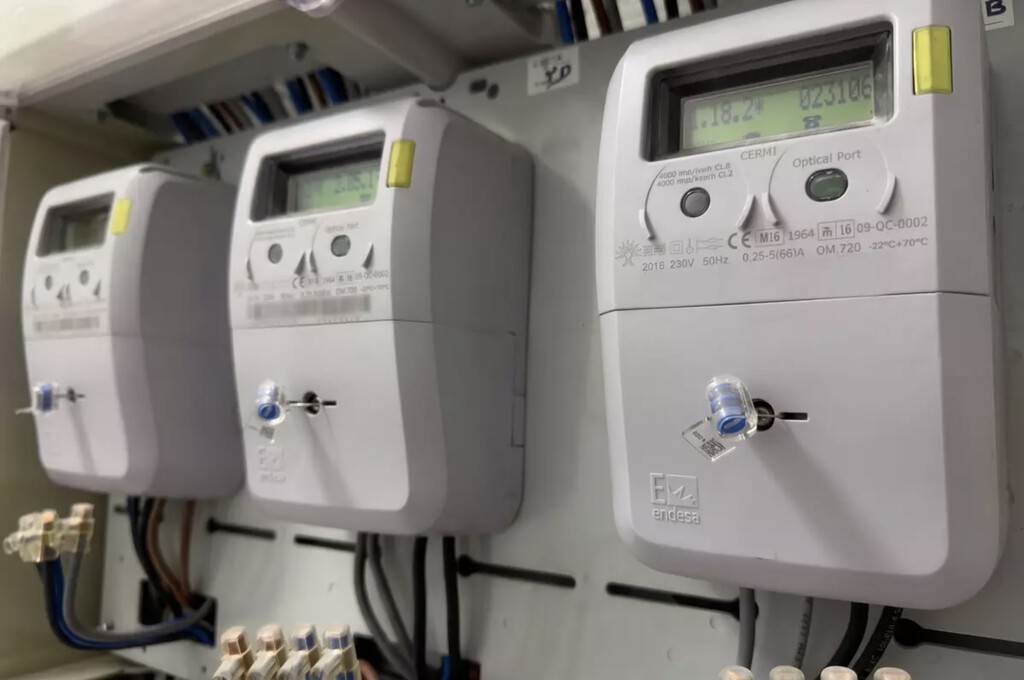 Hasta 1.500 euros de más en luz y 3.500 en gas: la OCU señala dónde están perdiendo dinero las comunidades de vecinos