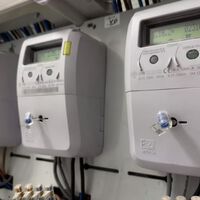 Hasta 1.500 euros de más en luz y 3.500 en gas: la OCU señala dónde están perdiendo dinero las comunidades de vecinos