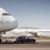 El Porsche Cayenne se enfrenta a las 285 toneladas de un Airbus A380 y logra un récord Guinness