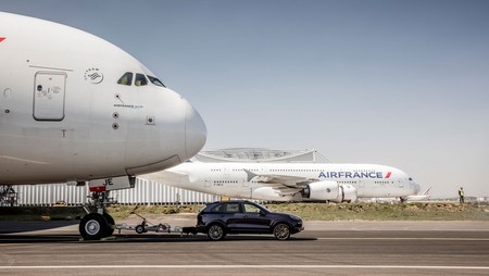 El Porsche Cayenne se enfrenta a las 285 toneladas de un Airbus A380 y logra un récord Guinness