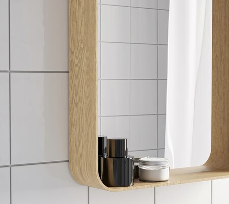 Un marco de efecto madera aporta mucha textura al espacio.