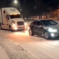 ¡Tesla al rescate! Este Model X ha hecho su buena obra navideña remolcando un camión de 40 toneladas