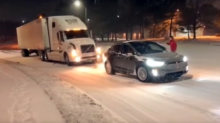 ¡Tesla al rescate! Este Model X ha hecho su buena obra navideña remolcando un camión de 40 toneladas