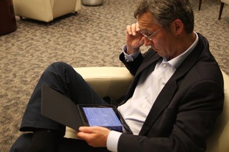 El primer ministro noruego dirigiendo el país con su nuevo iPad