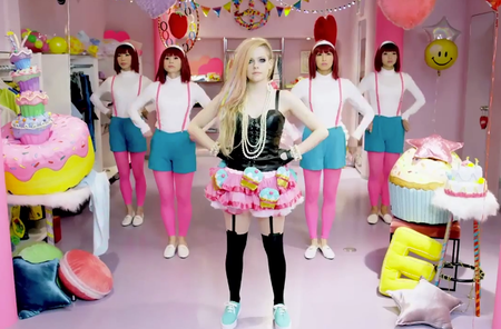 Pues va a ser que el nuevo videoclip de Avril Lavigne levanta ampollas ¿eh?