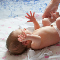 Los movimientos espontáneos del bebé, dentro y fuera de la barriga, tienen un propósito importante 