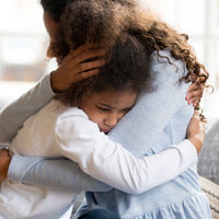 Por qué los abrazos son mejor que los castigos para educar a tus hijos