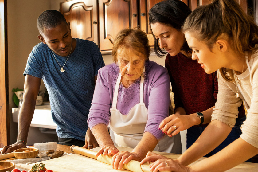Airbnb estrena sus experiencias de turismo gastronómico: aprende a hacer pasta con una abuela romana o prepara cajas bento en Japón