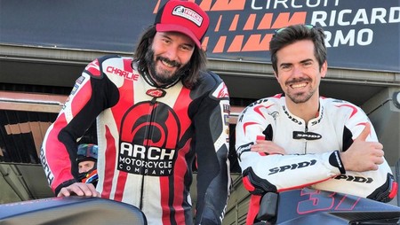 Con 53 años Keanu Reeves sigue disfrutando de su pasión de las motos con un monitor de lujo: Nico Terol