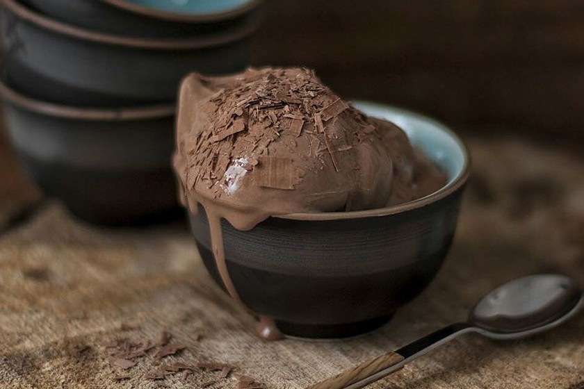 Helado cremoso de chocolate y café. Receta de cocina fácil