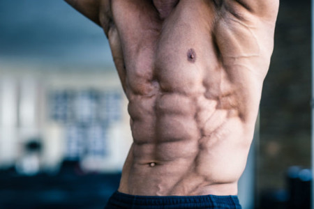 La manera correcta de ejecutar los abdominales suspendidos en el aire