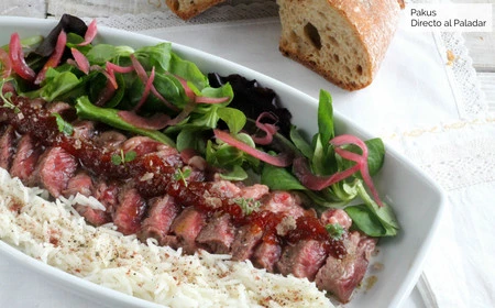 Tataki de presa de ternera con basmati especiado, una receta sin grasas