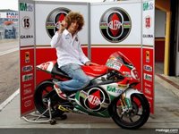 Marco Simoncelli completa el año con otra victoria