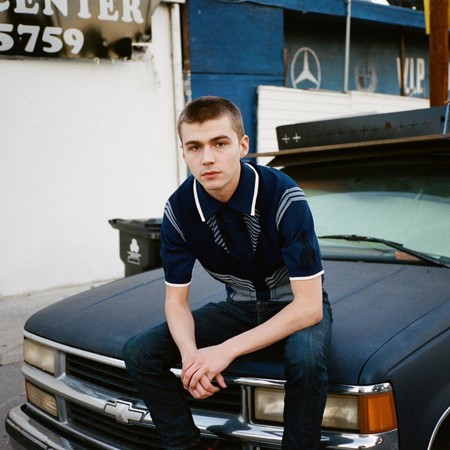 Miles Heizer, actor de 13 Reasons Why es el ícono definitivo de las tendencias retro