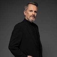 Miguel Bosé, a los 70 años: "Me levanto a las 5 y media de la mañana, desayuno un café y dos galletas y entreno 6 días"