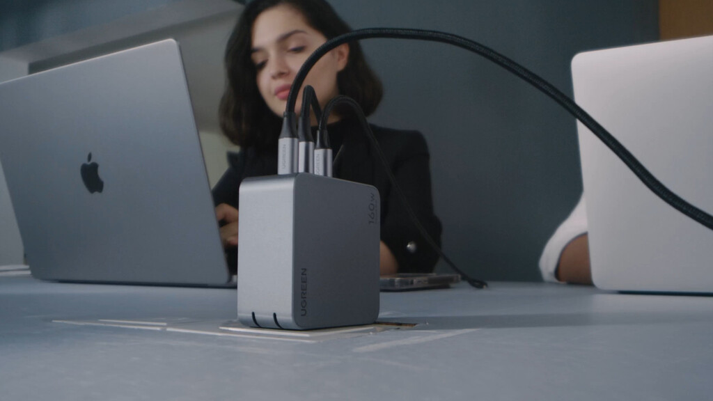Se acabó tener un cargador por cada iPhone, MacBook o iPad: este adaptador cuatro en uno baja de precio con una oferta flash 