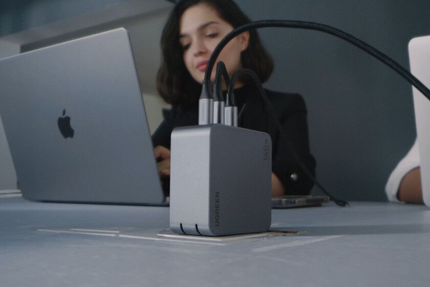 Se acabó tener un cargador por cada iPhone, MacBook o iPad: este adaptador cuatro en uno baja de precio con una oferta flash