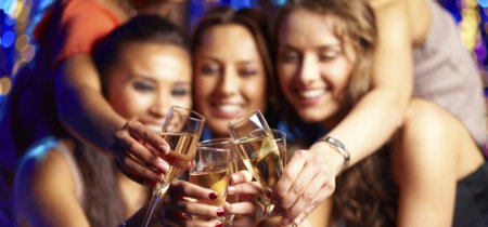 ¿Puedo brindar con alcohol esta noche si estoy embarazada o dando el pecho?