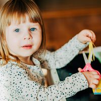 Uso de tijeras en niños: a qué edad pueden comenzar a usarlas y qué beneficios tiene aprender a recortar  