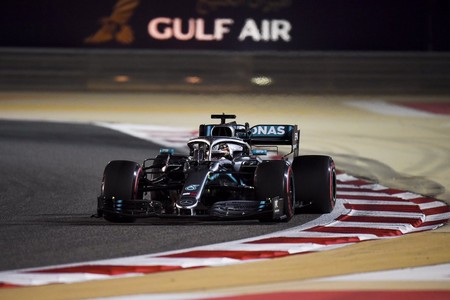 Drama de Ferrari en Baréin: Vettel se pone nervioso, a Leclerc se le rompe el motor y gana Lewis Hamilton