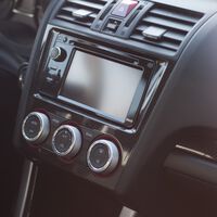 Cómo montar una radio 2-DIN con sistema de infoentretenimiento en un coche de segunda mano