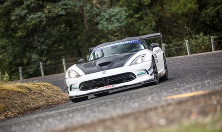 En Australia todo es más bestia, como este Dodge Viper de rally que no deja de ganar en Tasmania