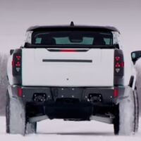 El Hummer eléctrico pasea sus 1.000 CV sobre nieve en este vídeo y nos deleita con su 'modo cangrejo'