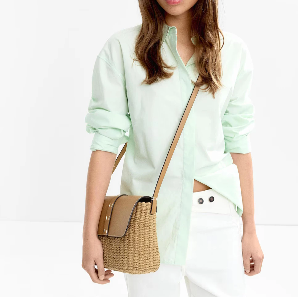 Bandolera de mujer con solapa y cierre imantado en liso Parfois