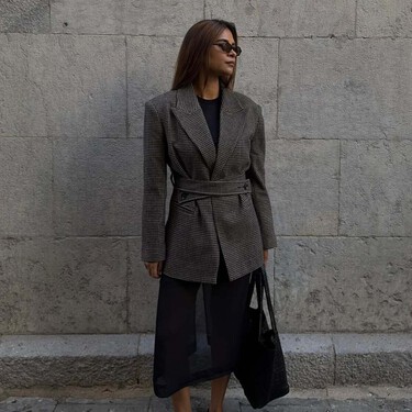 Las nuevas Adidas en color plata que hacen brillar hasta los looks más apagados del invierno