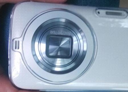 Las primeras fotos del Galaxy S5 Zoom de Samsung lo confirman: es más compacto que su predecesor