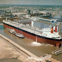 Hay tan pocos barcos dispuestos a cruzar Ormuz que usar un petrolero ya vale más de un millón de dólares al día. Y lo vamos a notar en la gasolinera 